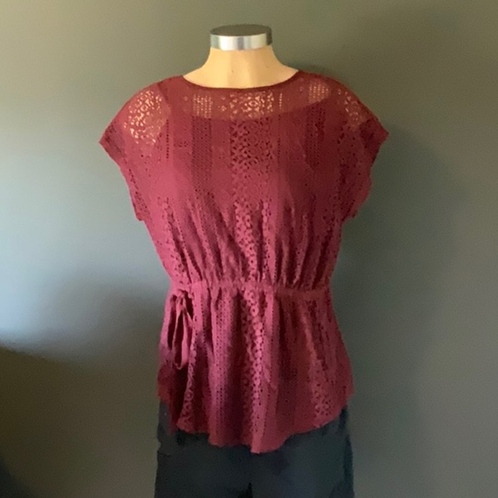 Cato short-sleeved shirt features a crocheted look with a tank under it~Size 14W